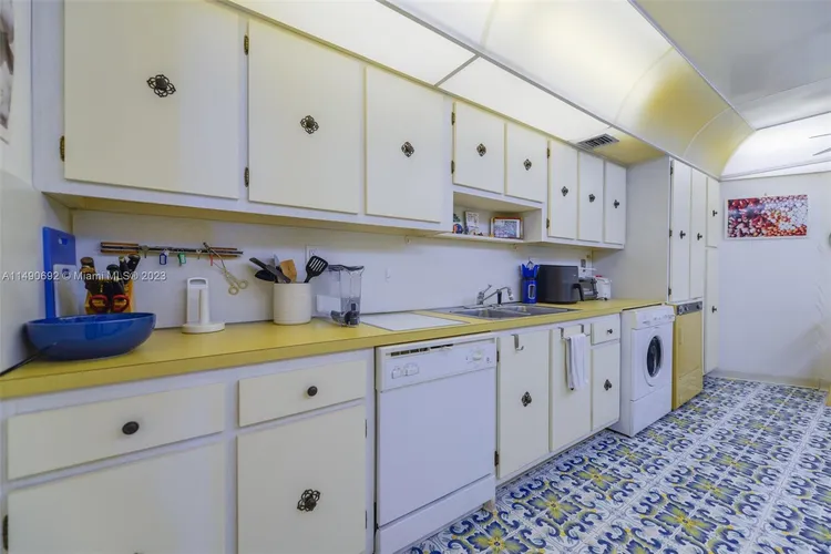 Towers of Key Biscayne #A1104 image #13