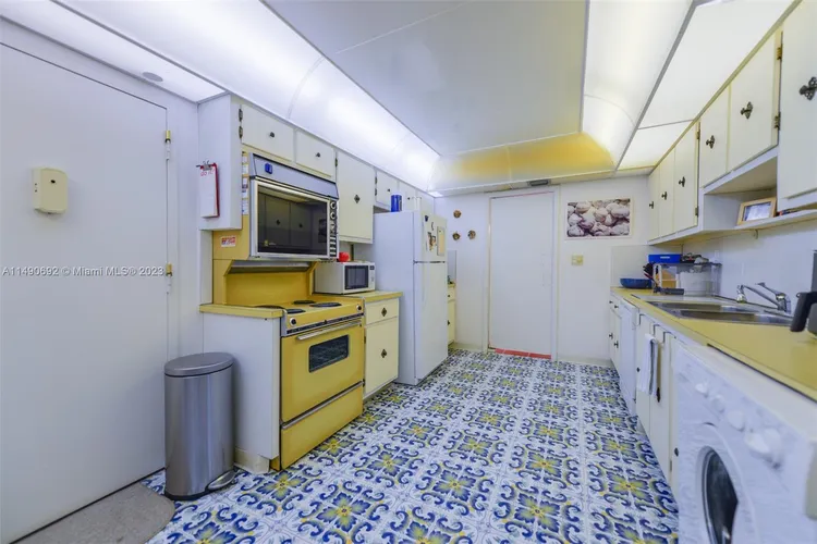 Towers of Key Biscayne #A1104 image #15