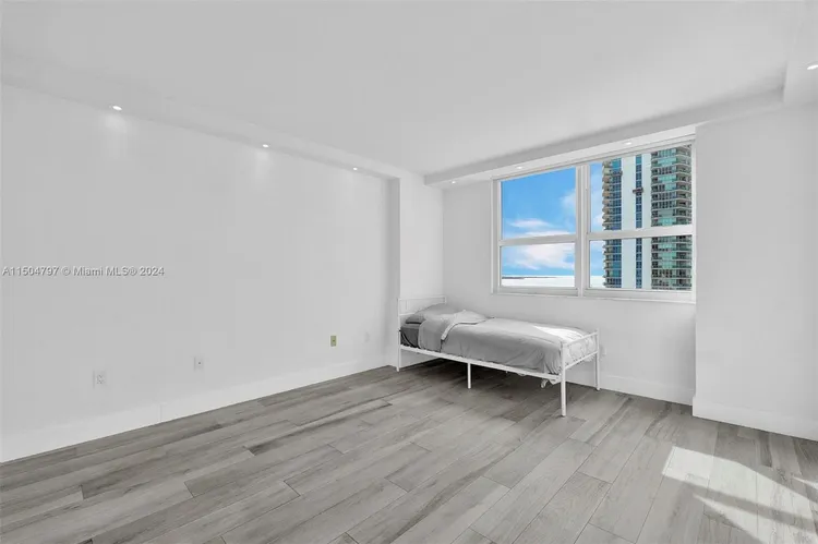 The Mark #3103 image #18