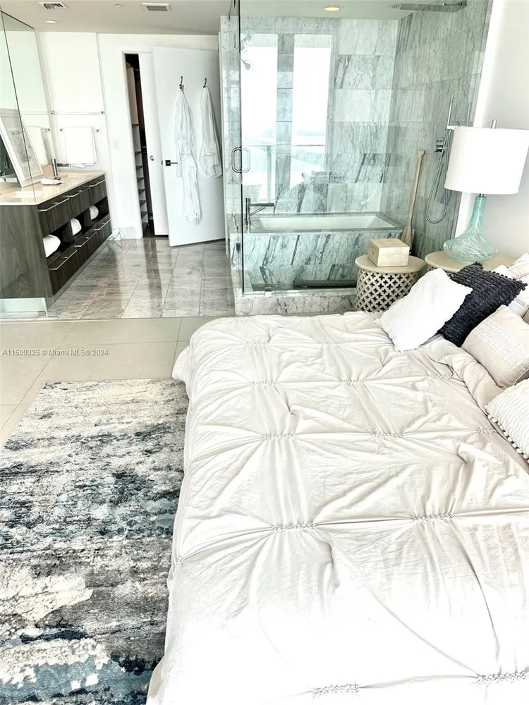 One Paraiso #3401 image #16