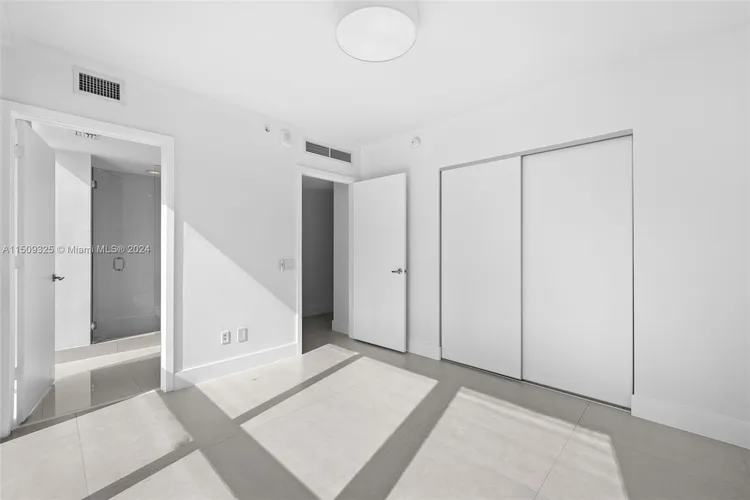 One Paraiso #3401 image #24