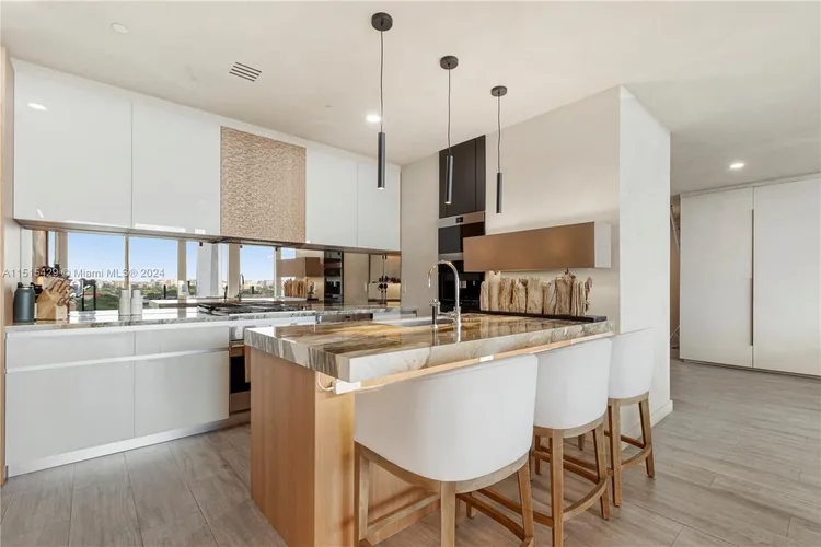 Park Grove Club Residences #1606 image #11