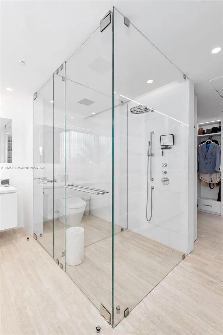 The Surf Club Four Seasons Hotel And Residences #N-322 image #17