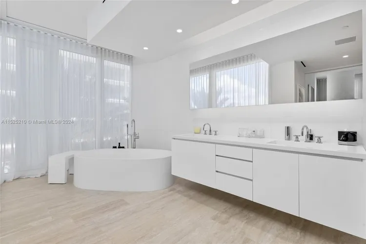 The Surf Club Four Seasons Hotel And Residences #N-322 image #19