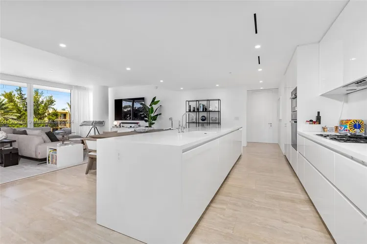 The Surf Club Four Seasons Hotel And Residences #N-322 image #9