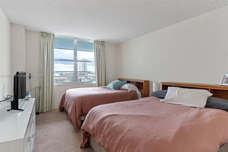 Winston Towers #720 image #28