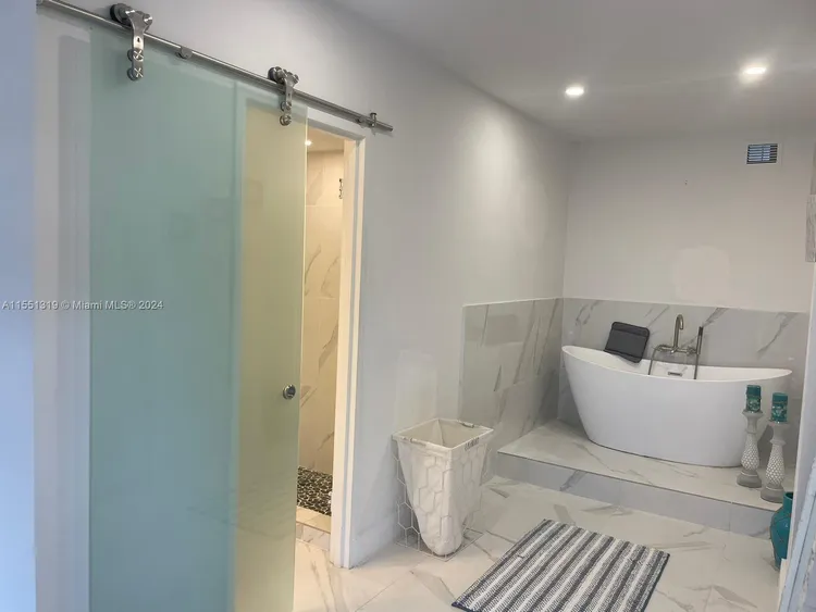 Sea Air Towers #924 image #6