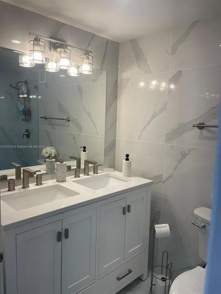 Sea Air Towers #924 image #8