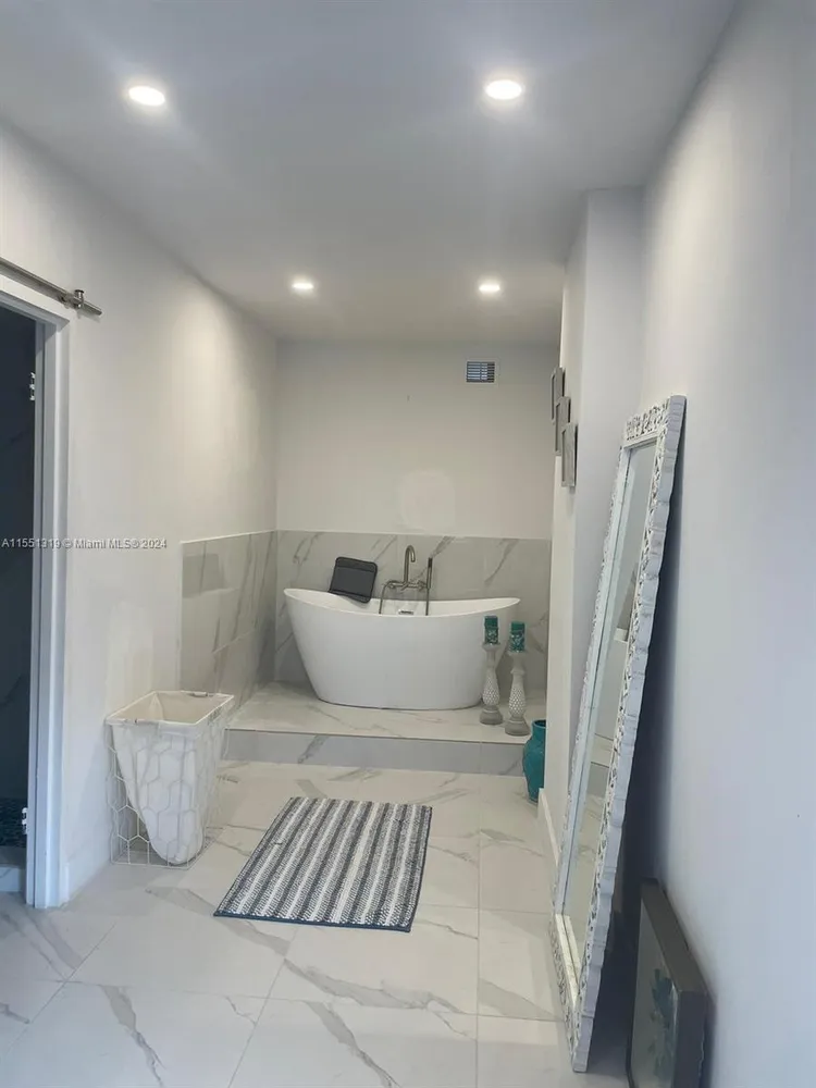 Sea Air Towers #924 image #9