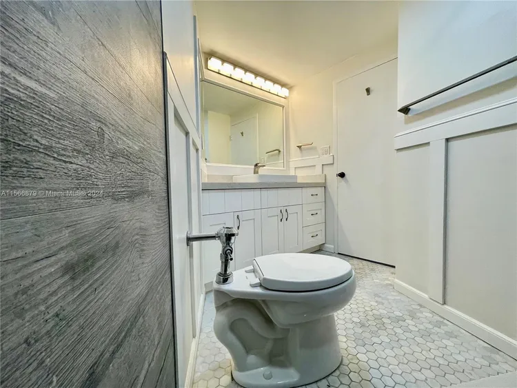 Bay Park Towers #306 image #30