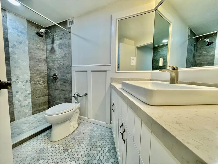 Bay Park Towers #306 image #33