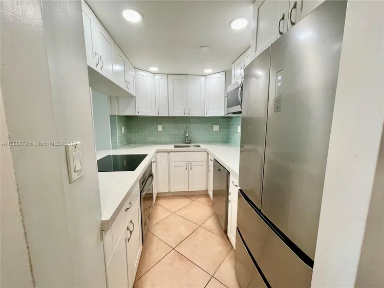 Bay Park Towers #306 image #9