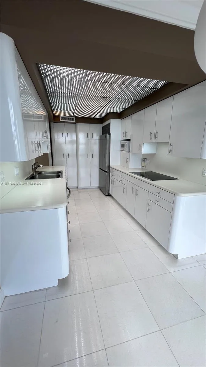 Towers of Key Biscayne #A901 image #7