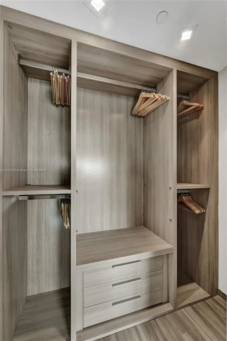 Icon Bay #1701 image #27