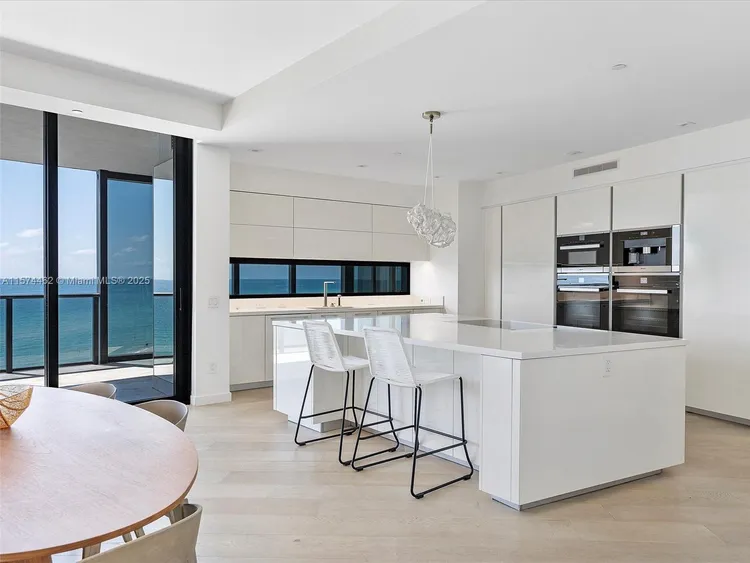 Porsche Design Tower #801 image #7