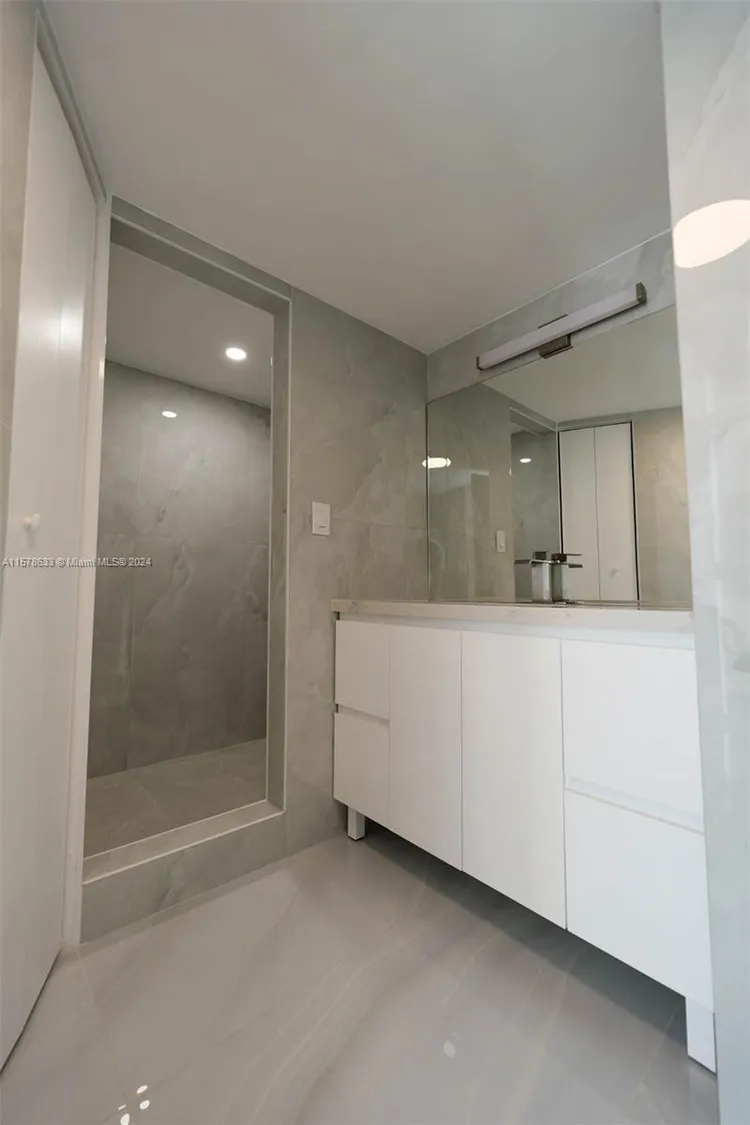 Burleigh House #1135 image #23