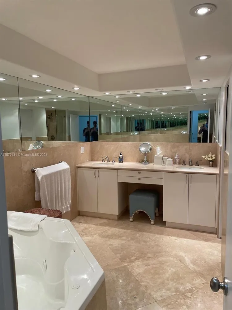 Towers of Key Biscayne #D808 image #9