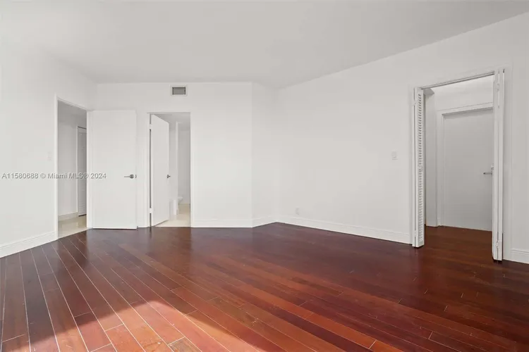 Villa Regina Condo #1206 image #23