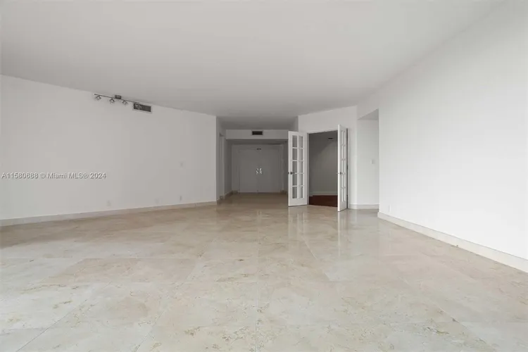Villa Regina Condo #1206 image #6