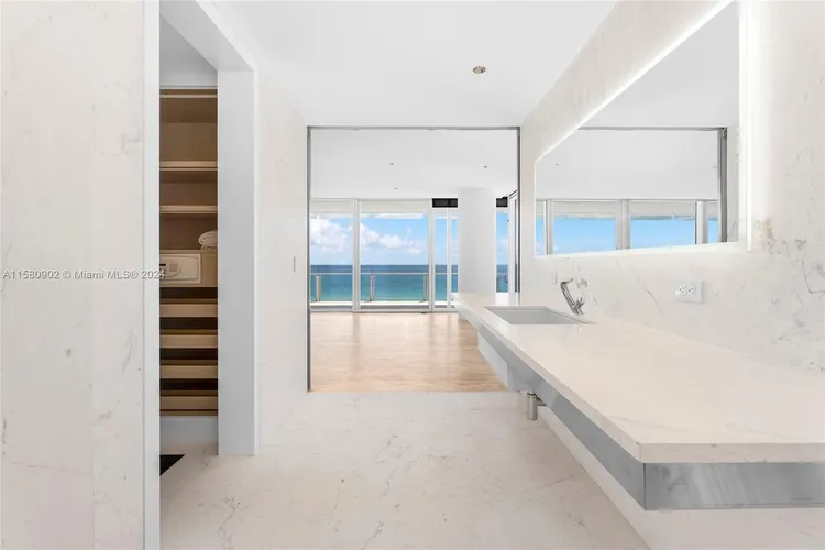 The Surf Club Four Seasons Hotel And Residences #N-611 image #10
