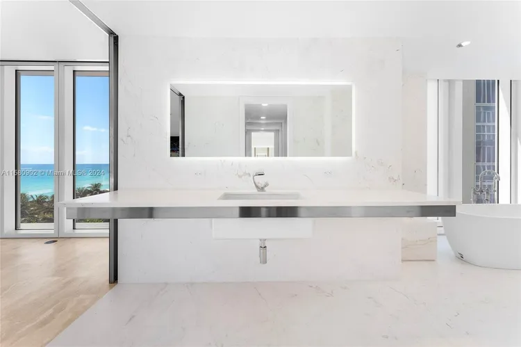 The Surf Club Four Seasons Hotel And Residences #N-611 image #11