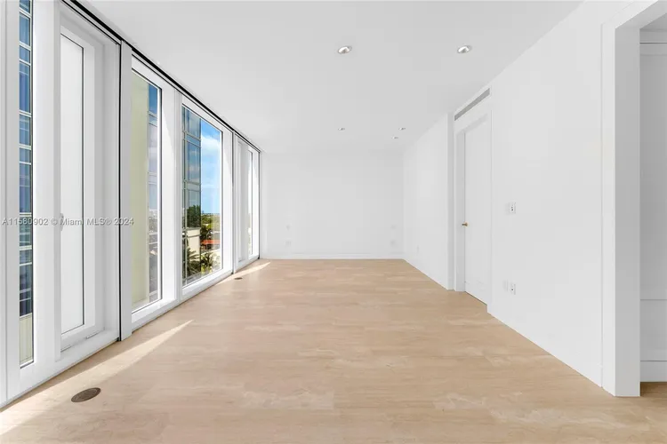 The Surf Club Four Seasons Hotel And Residences #N-611 image #15