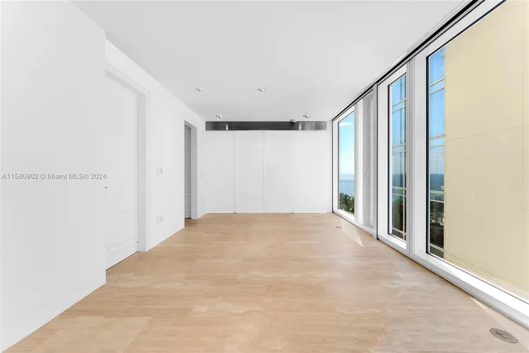 The Surf Club Four Seasons Hotel And Residences #N-611 image #17