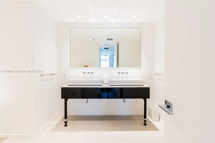 Majestic Tower #1009 image #32