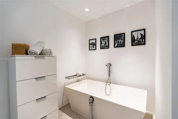 Majestic Tower #1009 image #33