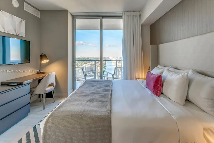 Hyde Beach House #R2202 image #6