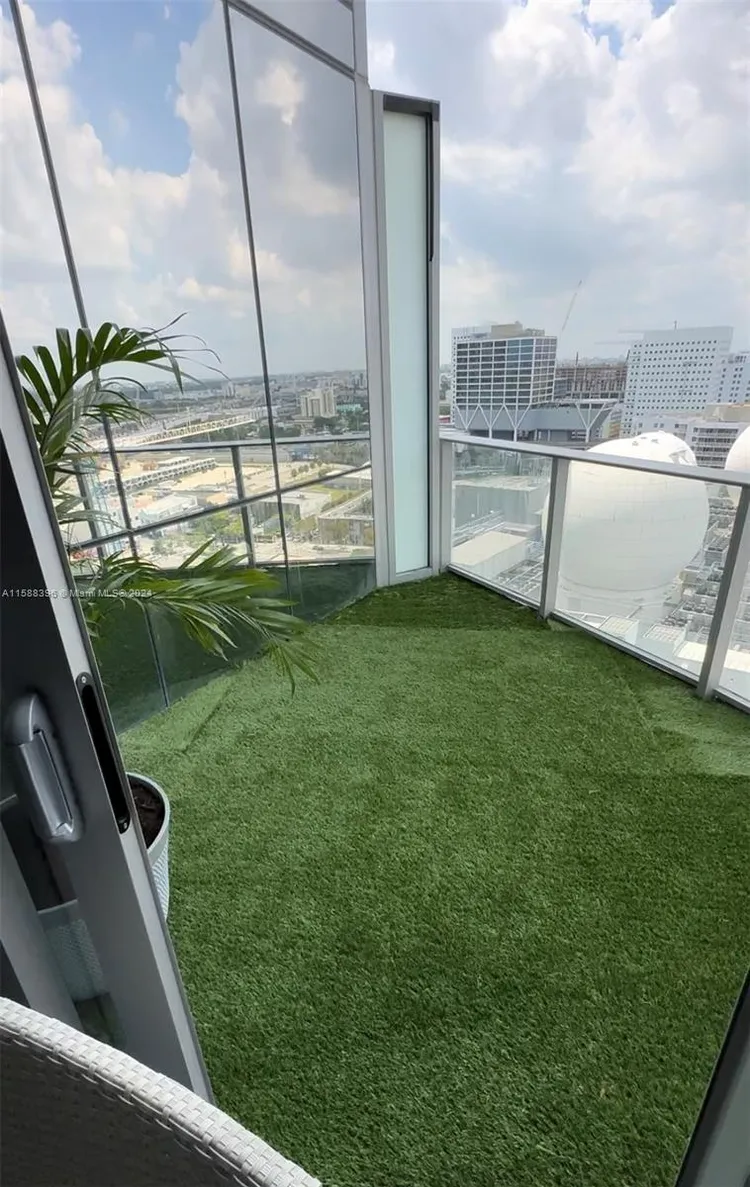Paramount Miami Worldcenter #1802 image #17