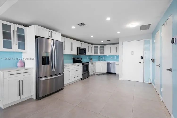 Hollywood Towers #701 image #8