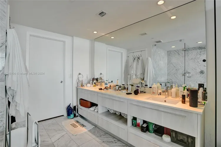 One Paraiso #3906 image #13