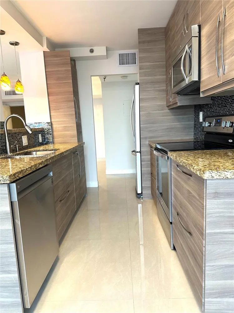 Winston Towers #2417 image #8