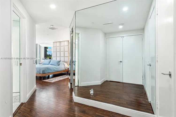 One Island Place #TH1 image #13