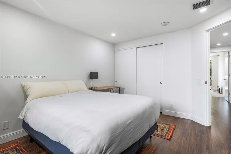 One Island Place #TH1 image #23