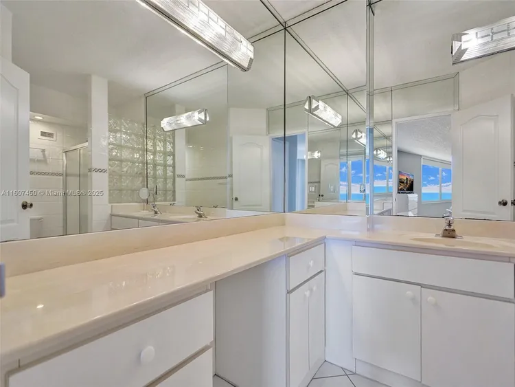 Sea Air Towers #1506 image #10