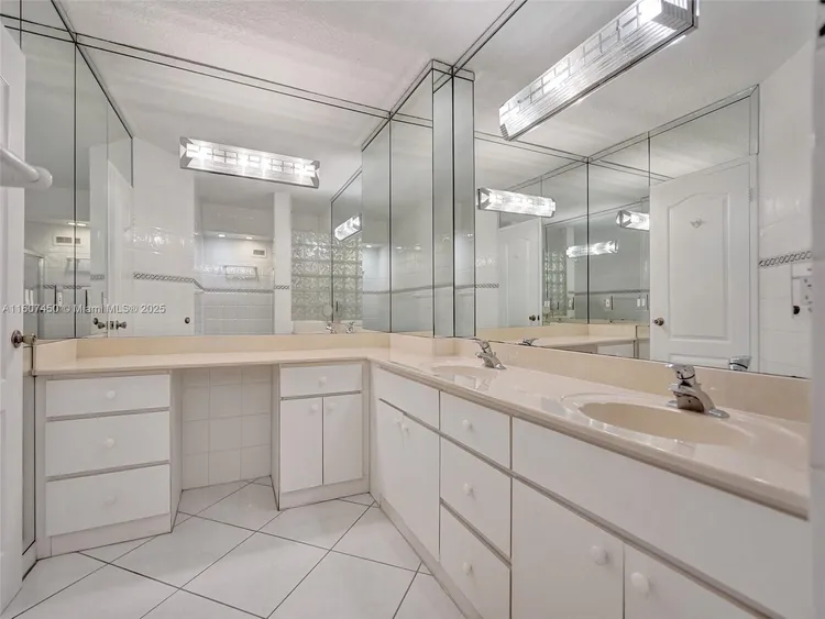 Sea Air Towers #1506 image #13