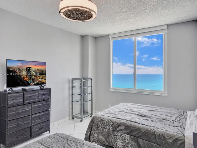 Sea Air Towers #1506 image #16