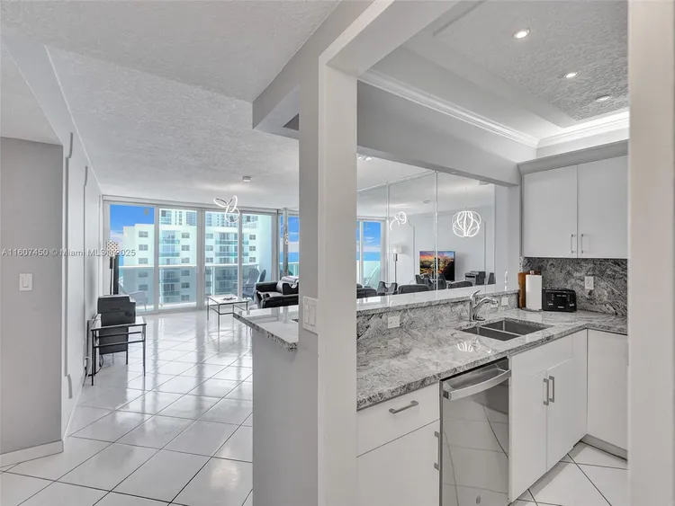 Sea Air Towers #1506 image #31