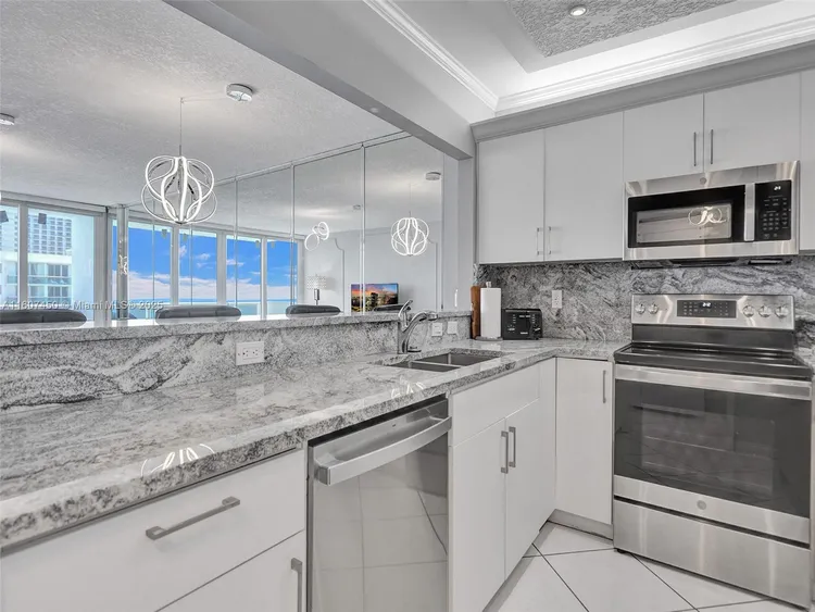 Sea Air Towers #1506 image #32