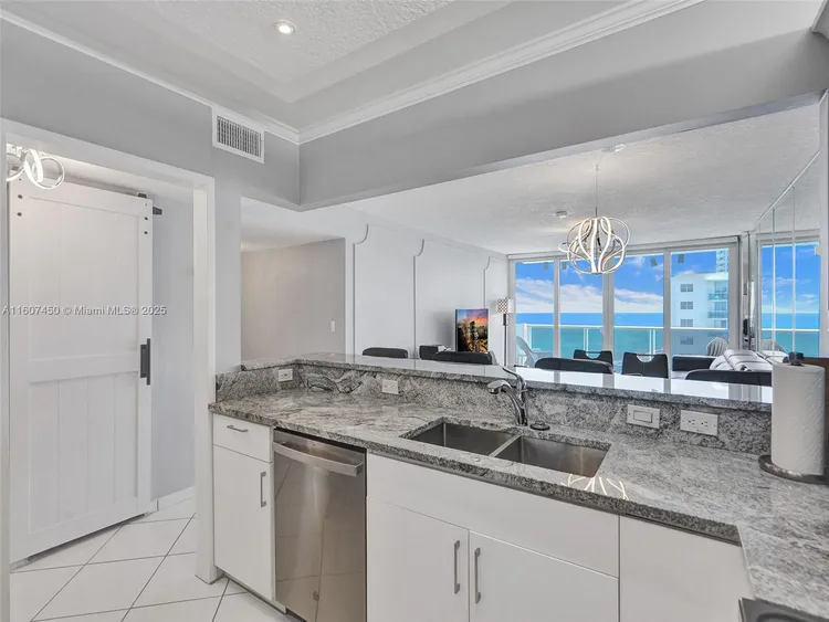 Sea Air Towers #1506 image #33