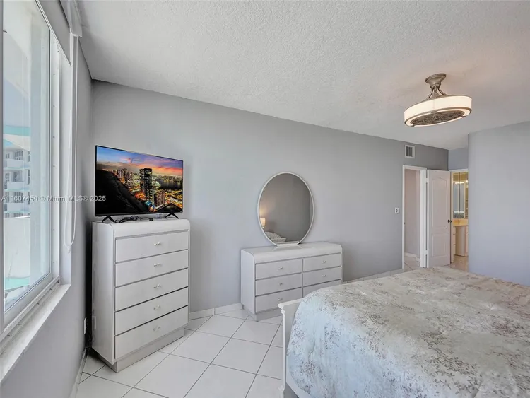 Sea Air Towers #1506 image #9