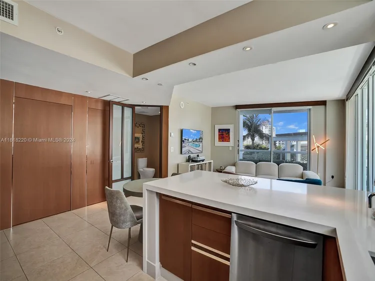 Grand Venetian #405 image #9