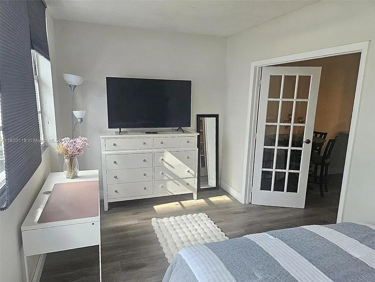 Four Ambassadors #1249 image #12