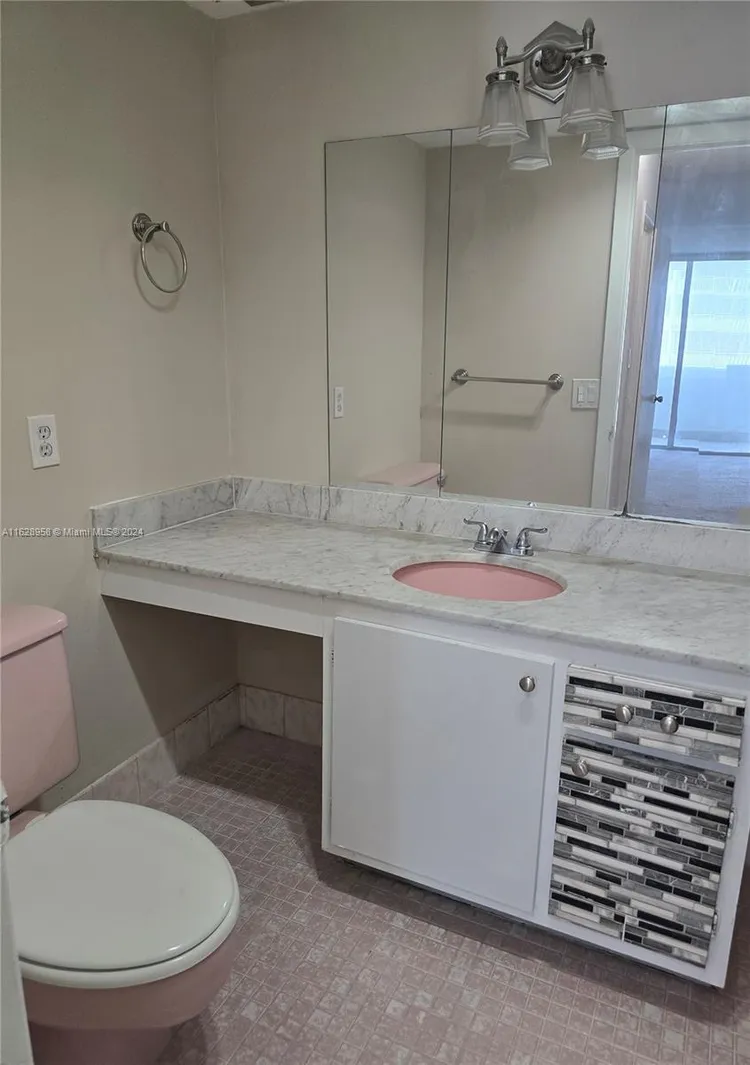 Commodore Plaza - Tower #1212 image #14