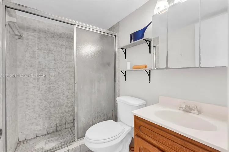 Commodore Plaza - Tower #910 image #11