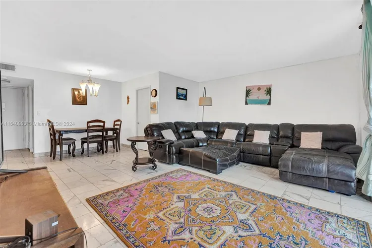 Commodore Plaza - Tower #910 image #13