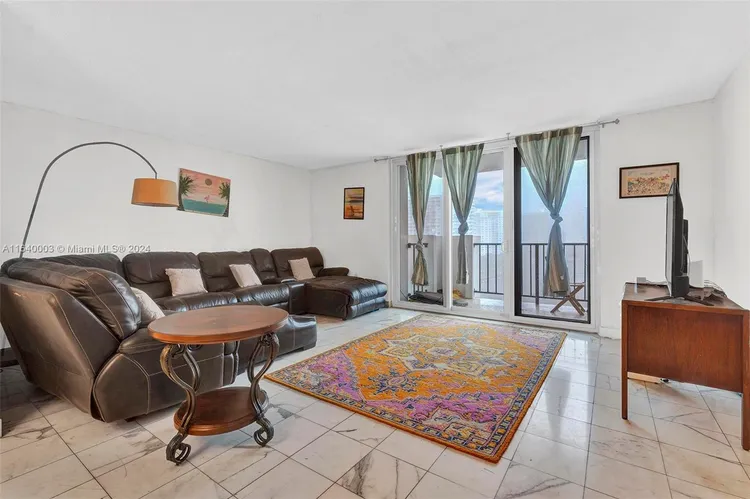 Commodore Plaza - Tower #910 image #14