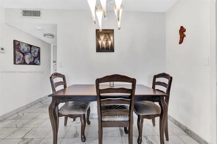 Commodore Plaza - Tower #910 image #15